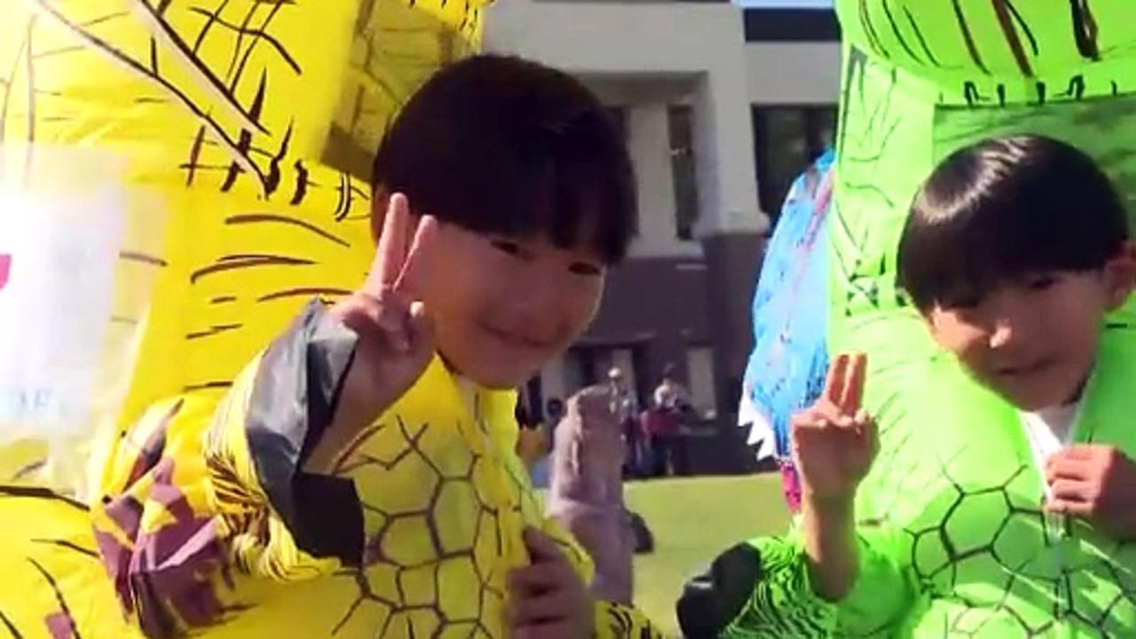 Runners roar up ski slope in colourful dinosaur costumes in Japan