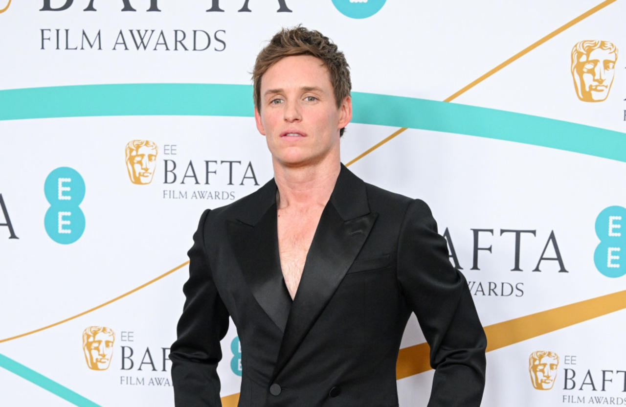 Eddie Redmayne tries not to make eye contact with fans