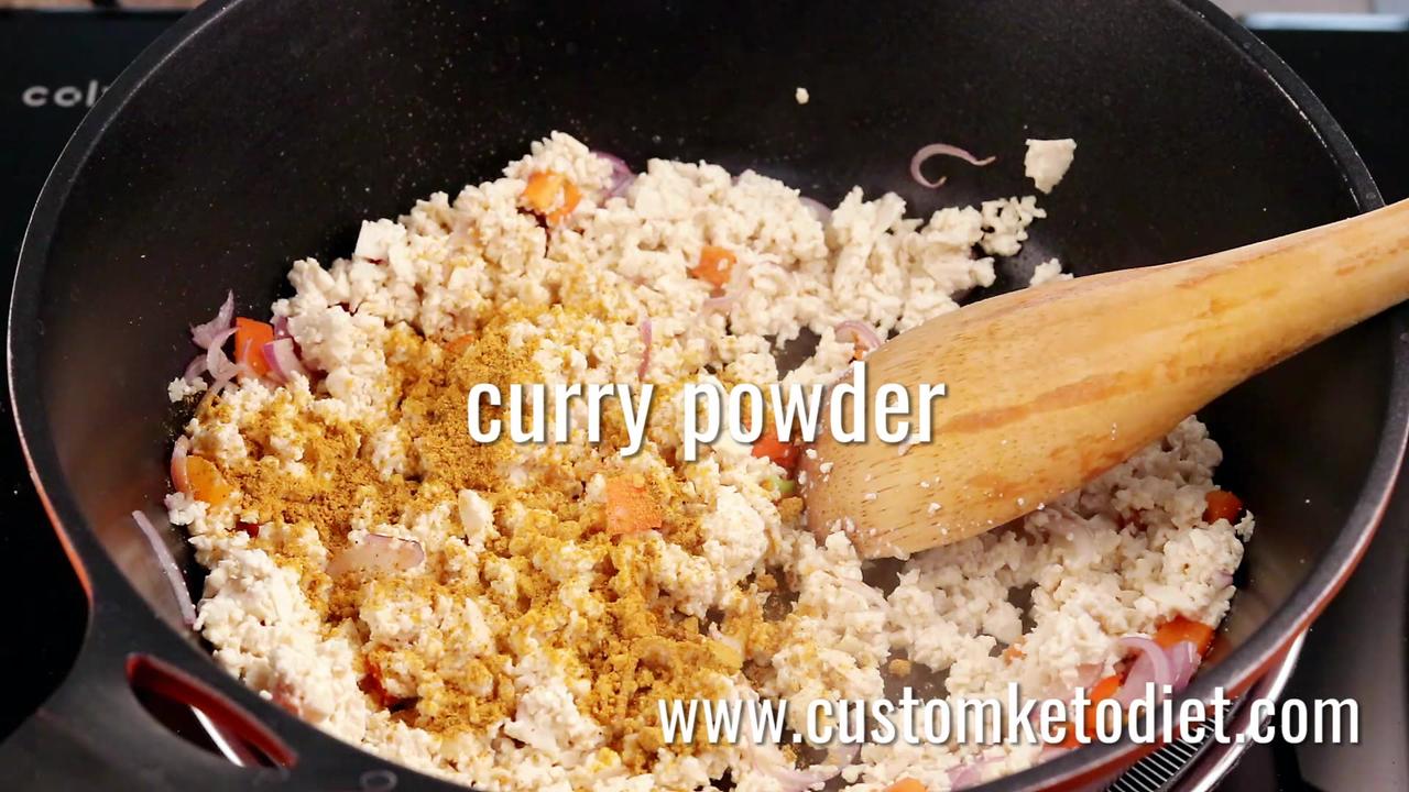 Delicious Keto Curried Tofu Scramble: A Healthy Breakfast Option! 🍽️🥘