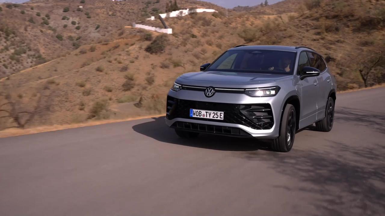 The all-new Volkswagen Tayron in Oyster Silver Driving Video