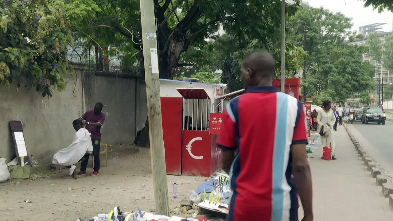 Kinshasa street hairdresser makes quick buck at makeshift salon