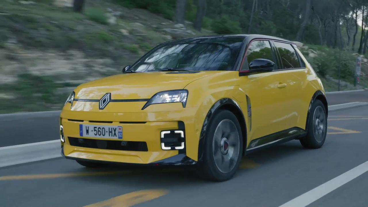 Renault 5 E-Tech Electric in Iconic version - Driving Video