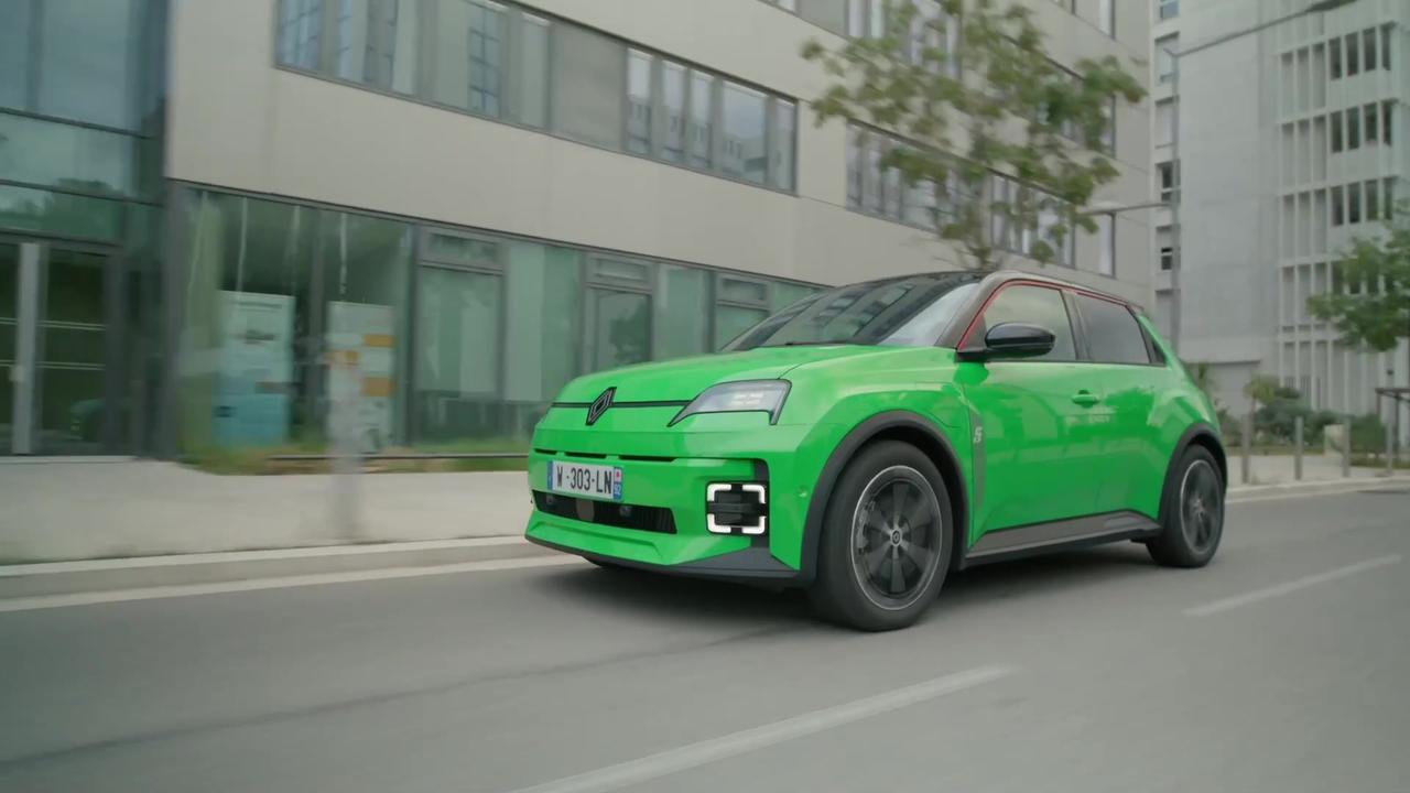 Renault 5 E-Tech Electric in Techno version - Driving Video