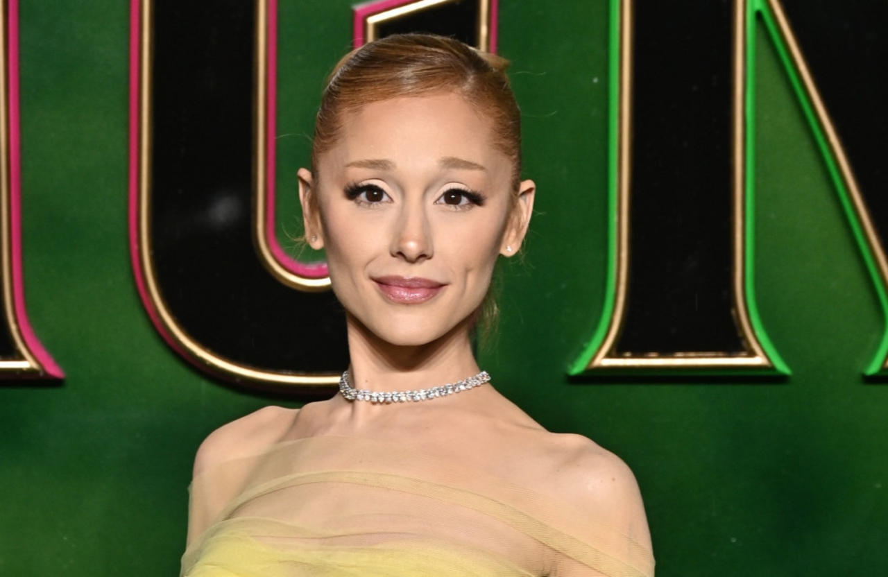 'Wicked' Extra Kicked Off Set for Ariana Grande Selfie