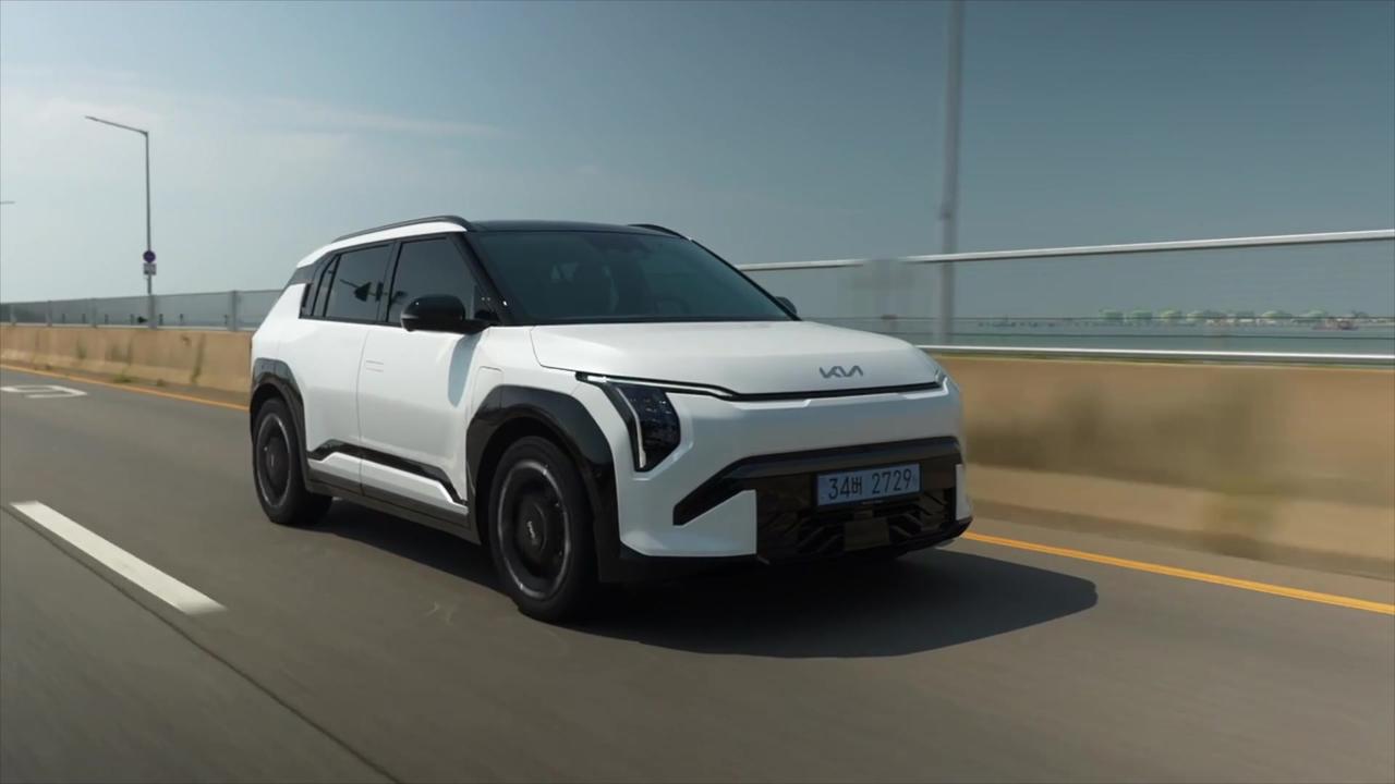 Kia EV3 'GT-Line' in White Pearl Driving Video