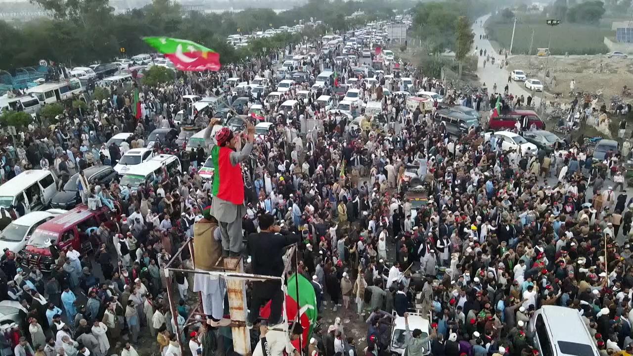 Pakistan police clash with Imran Khan supporters