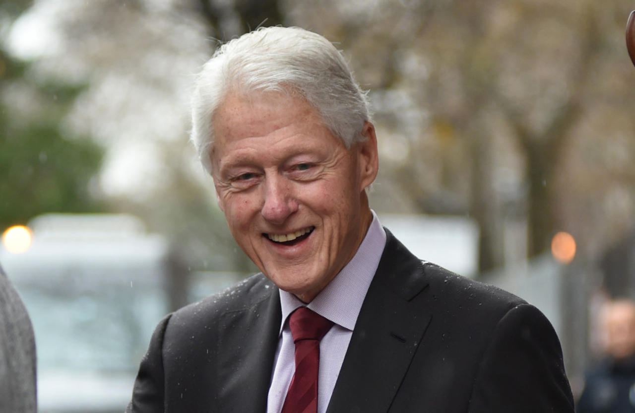 Bill Clinton didn't use his fame to get backstage at Taylor Swift's gig