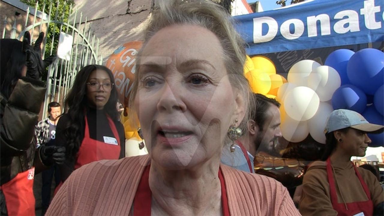 'Hacks' Star Jean Smart Says Families Shouldn't Talk Politics At Thanksgiving