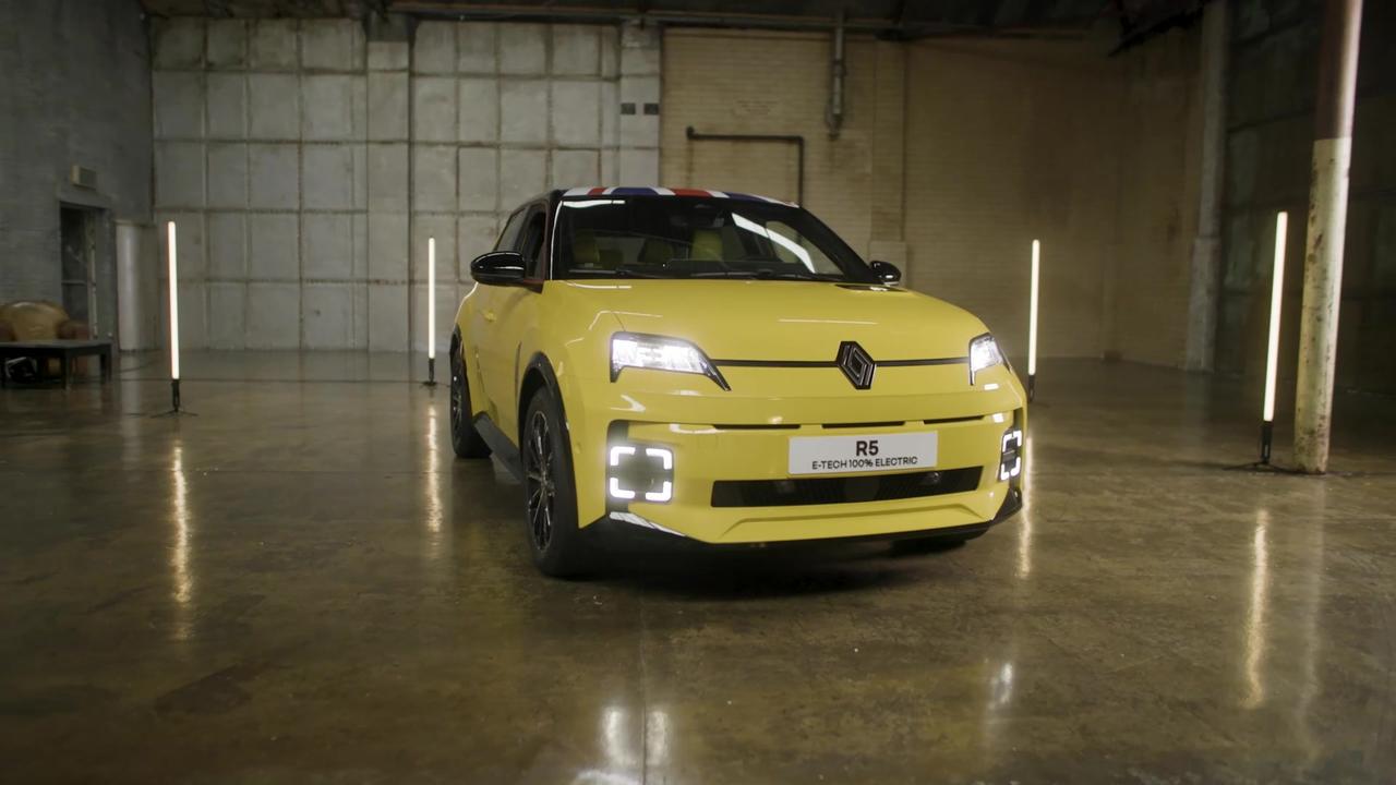 Sinéad Harnett records the first-ever track using a car, powered by the innovative Renault 5 E-Tech electric