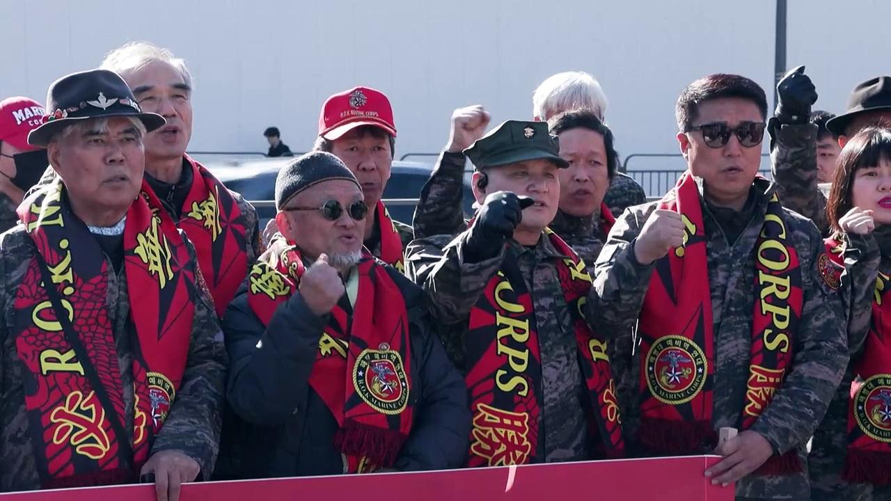 South Korean veteran shaves head during protest against Yoon