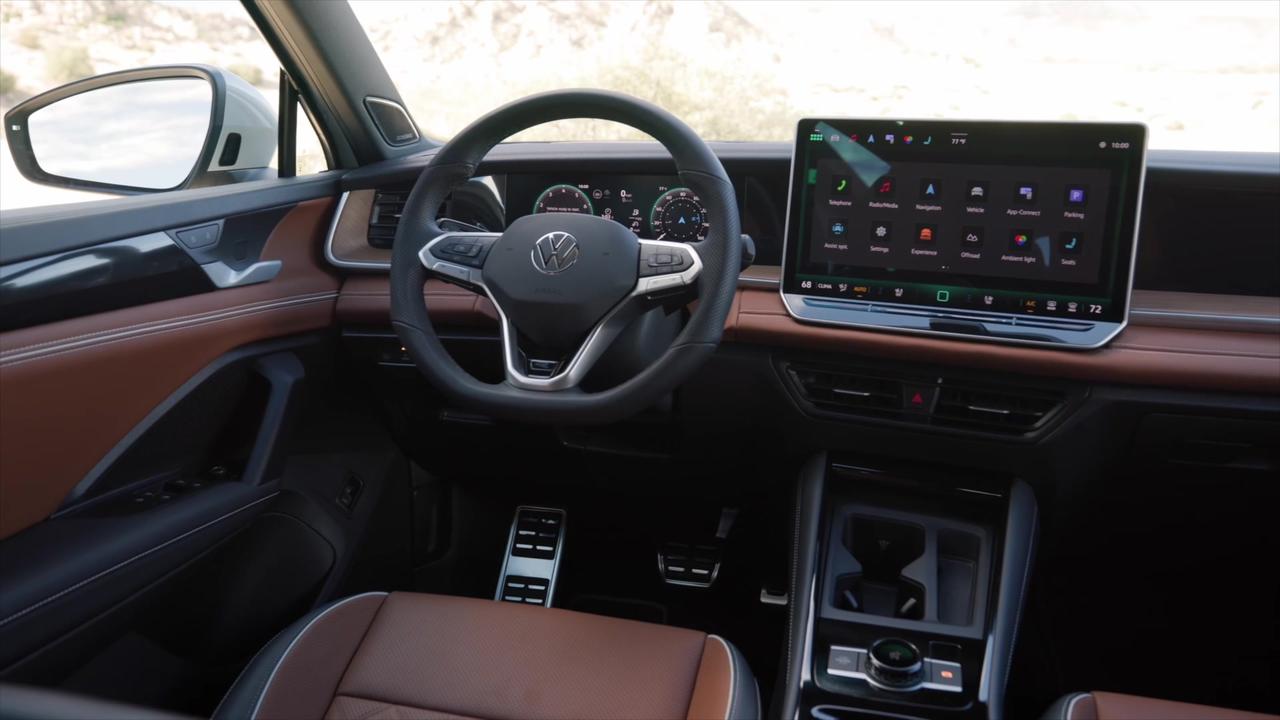 2025 Volkswagen Tiguan R-Line Interior Design in Ascot Grey