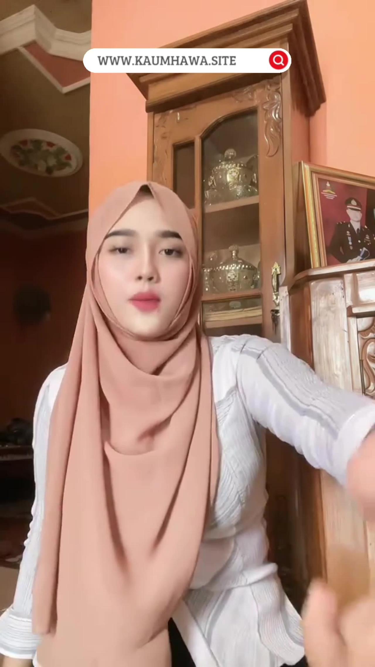 Cewek jilbab cantik pamer body goals mulus bobo padet ketat