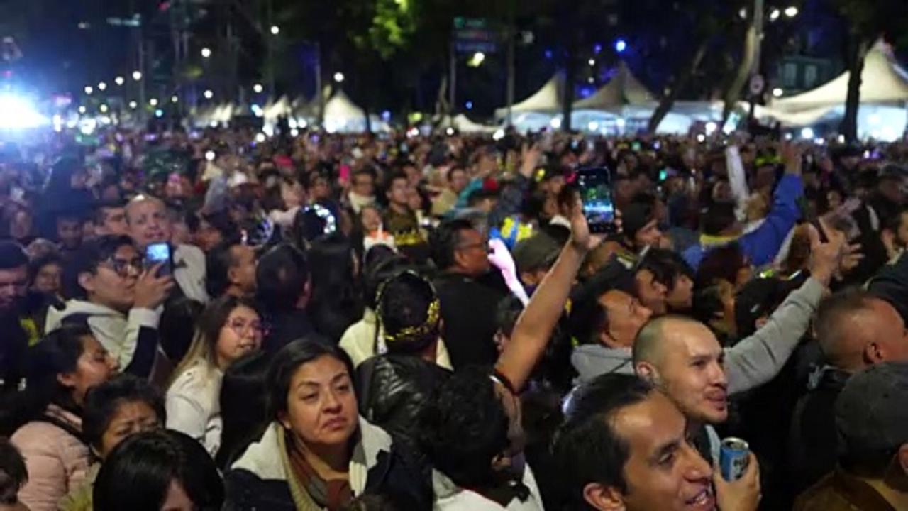 Mexico City welcomes 2025 with giant party on main avenue