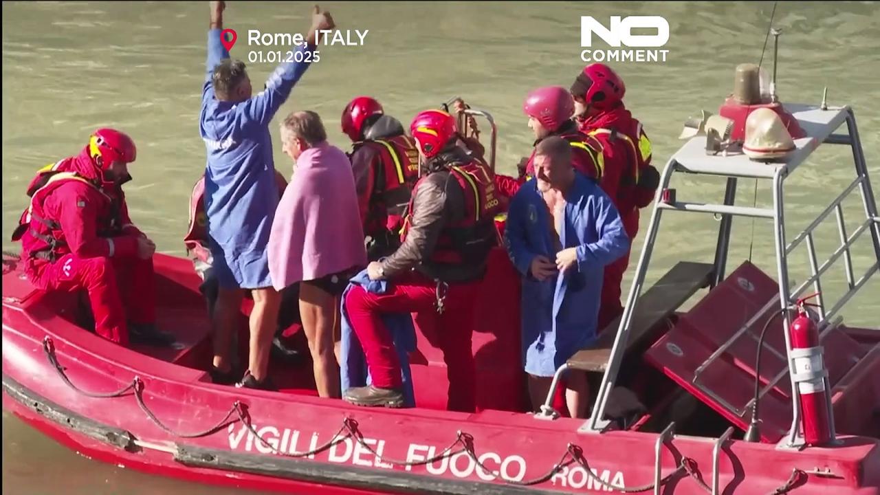 Trio leaps from Rome's 18m Cavour Bridge in New Year's Day tradition