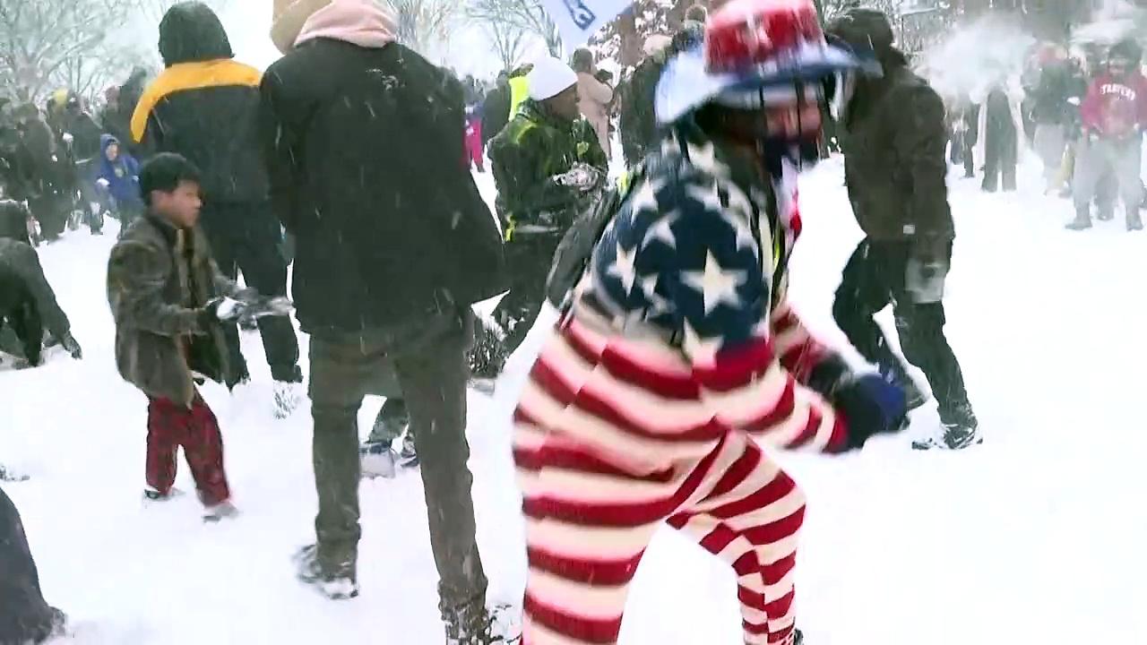 Snowball fights as winter storm blankets US capital