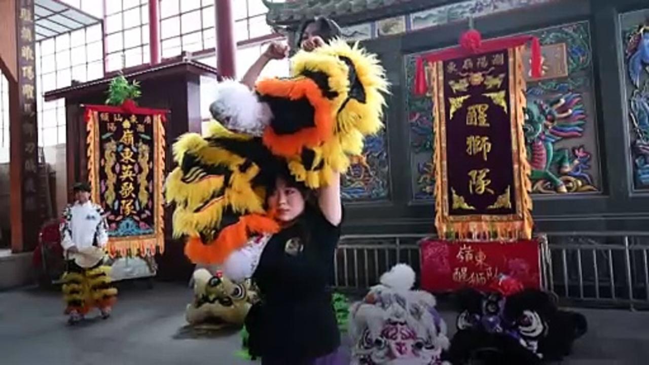 Chinese lion dance troupe shrugs off patriarchal past