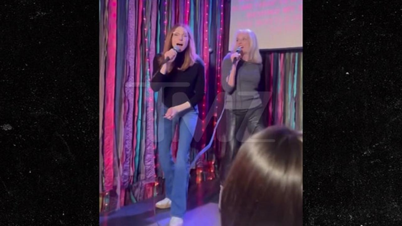 Laura Prepon Belts Out Karaoke at Nashville Bar Amid Divorce, on Video