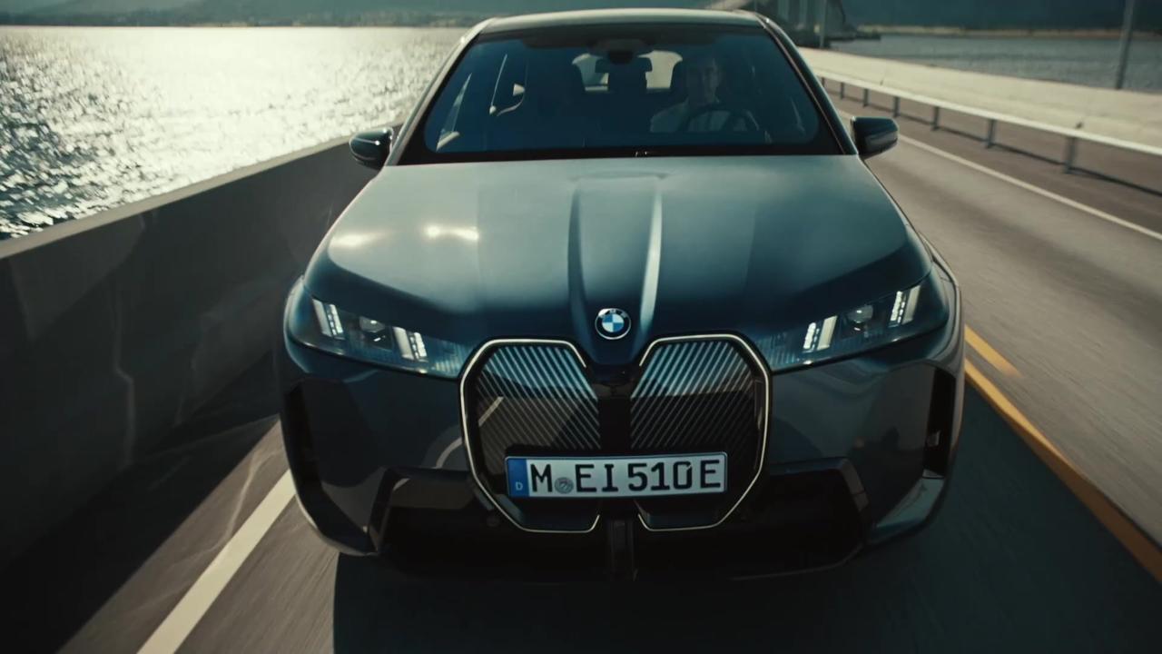 BMW iX xDrive60 Driving Video