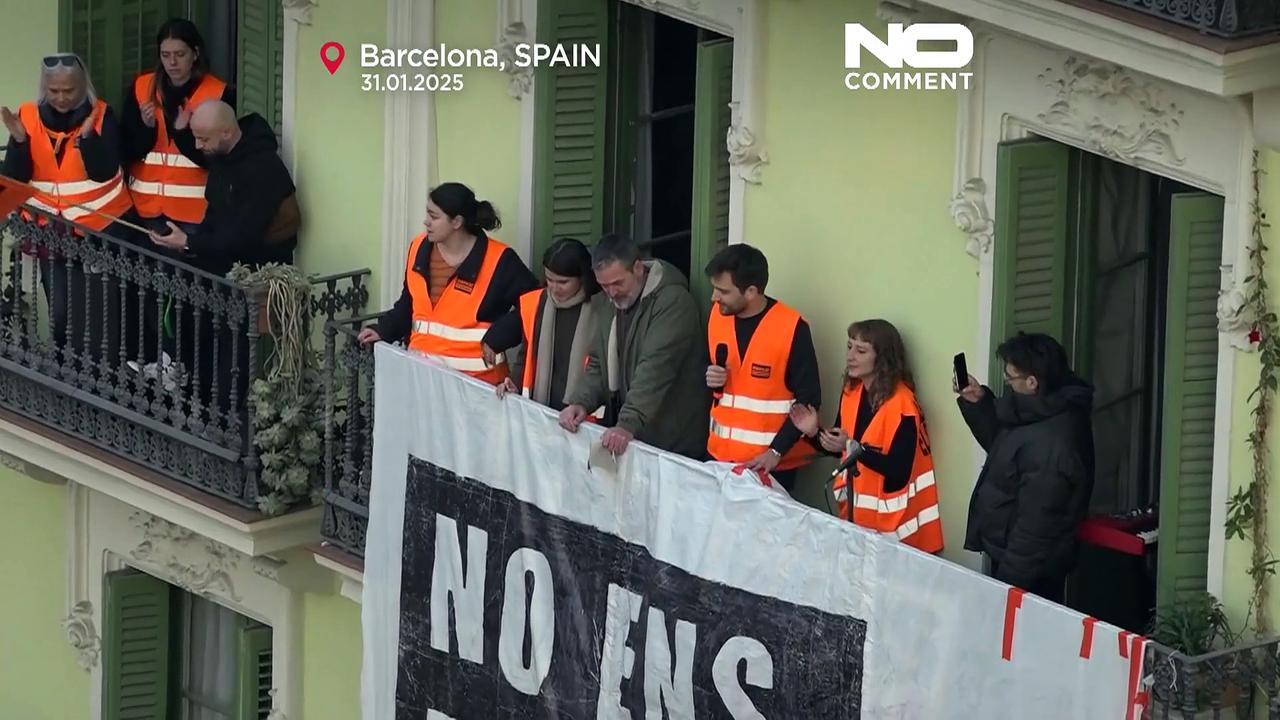 Watch: protesters rally to postpone eviction at Barcelona's building