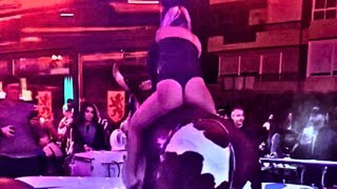 😍 Bold Girl on a Bull | Mechanical Bull Riding | Bull Riding in Benidorm