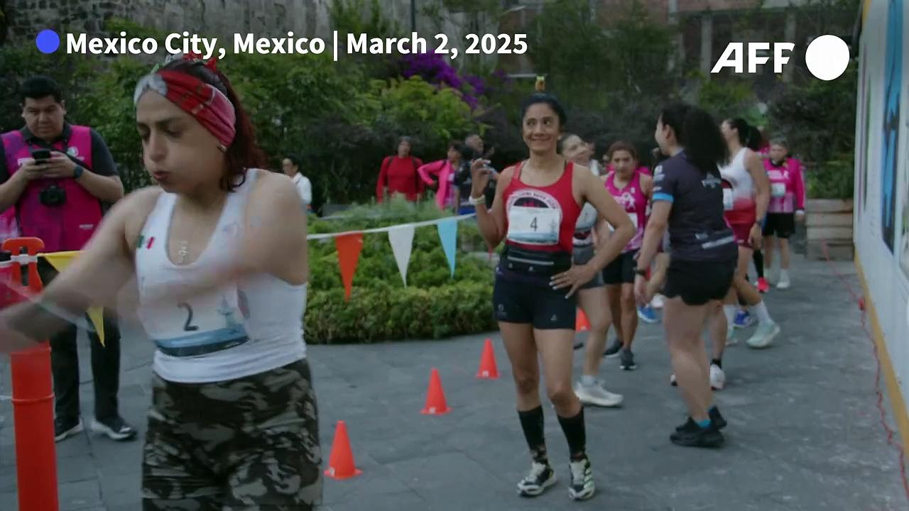 Mexicans compete in popular 42-story 'Tower running' race
