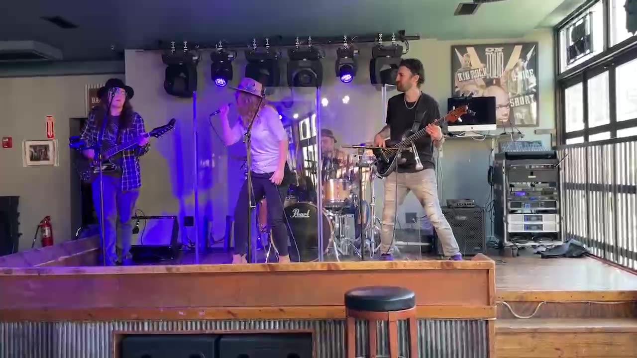 NASHVILLE TN LIVE BROADWAY STREET / PEOPLE WATCHING / BANDS WATCHING / BARS