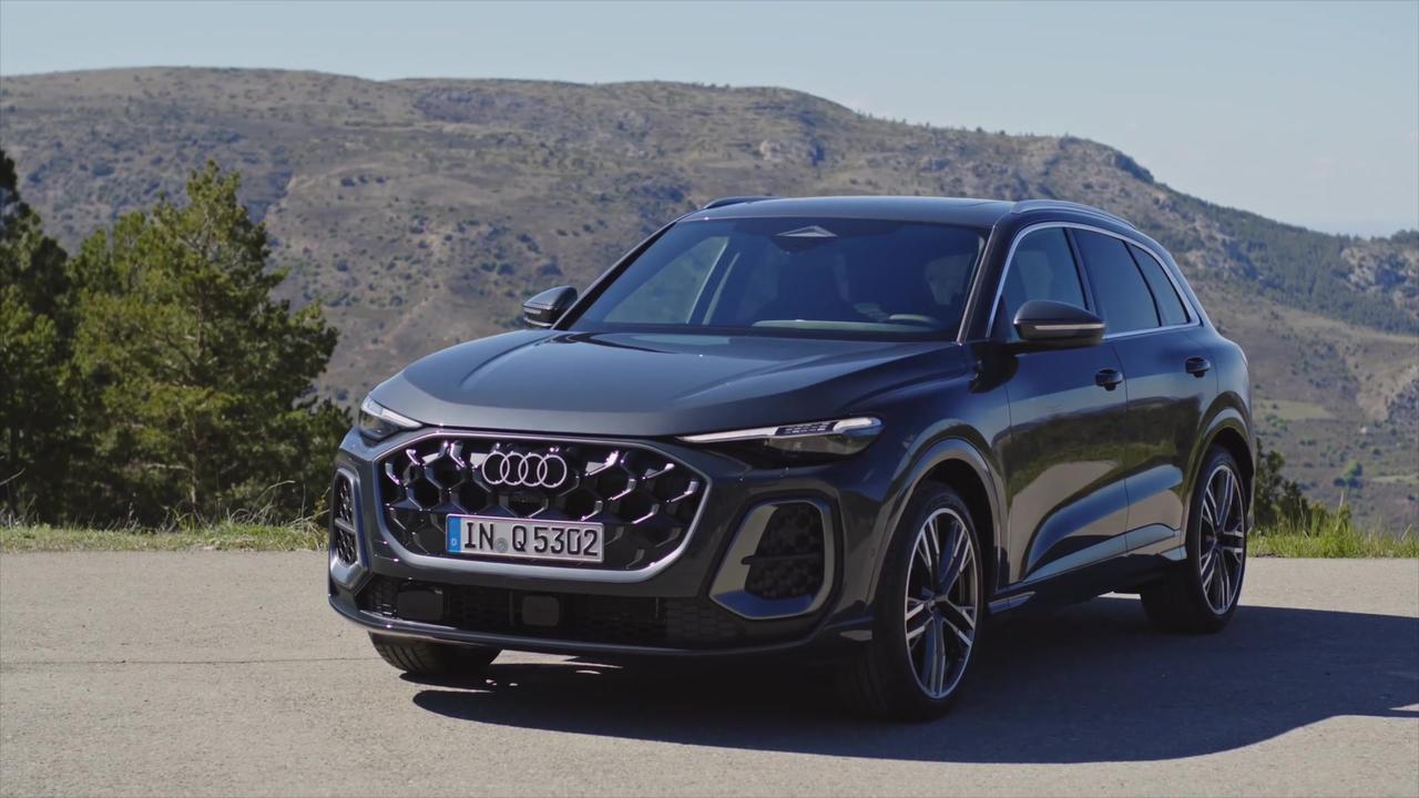 The new Audi Q5 SUV Exterior Design in Tambora gray metallic