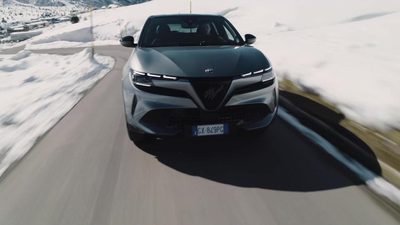 The new Alfa Romeo Junior Hybrid Q4 Driving Video