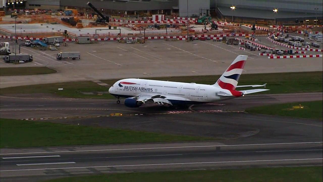 First plane lands at Heathrow Airport since power cuts