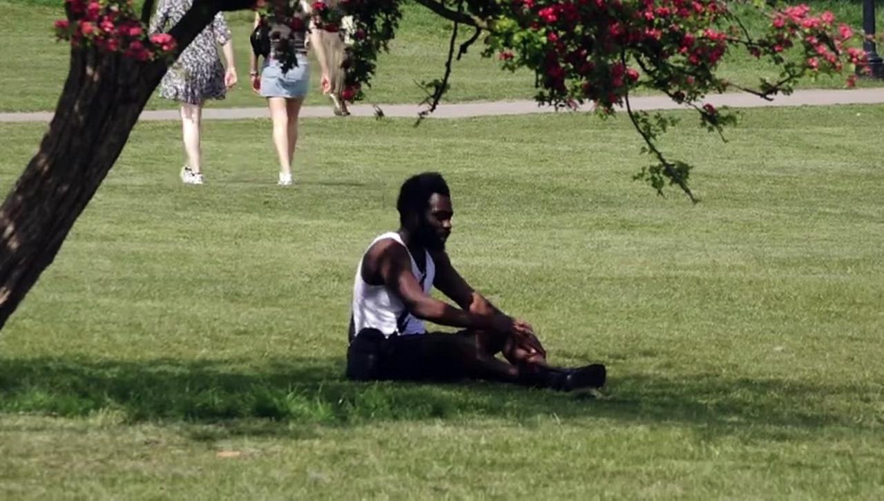 Families enjoy hot weather as temperatures soar