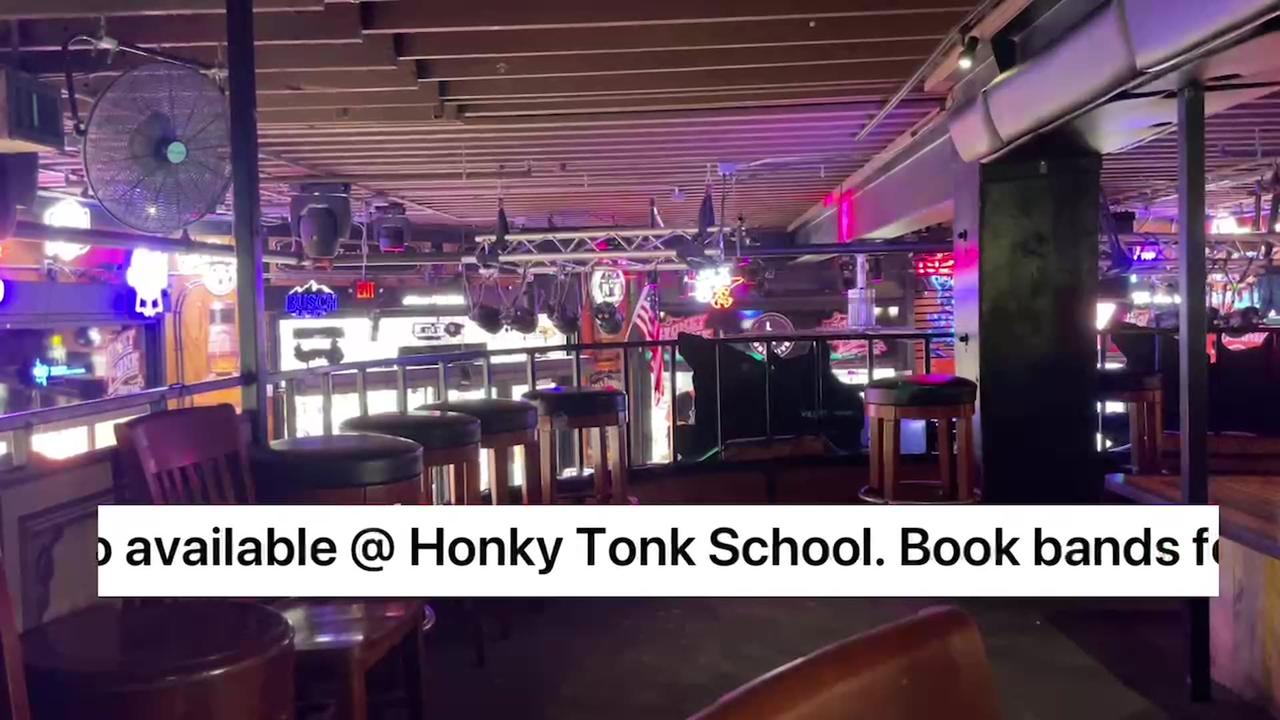 NASHVILLE TN LIVE BROADWAY STREET / PEOPLE WATCHING / BANDS WATCHING / BARS