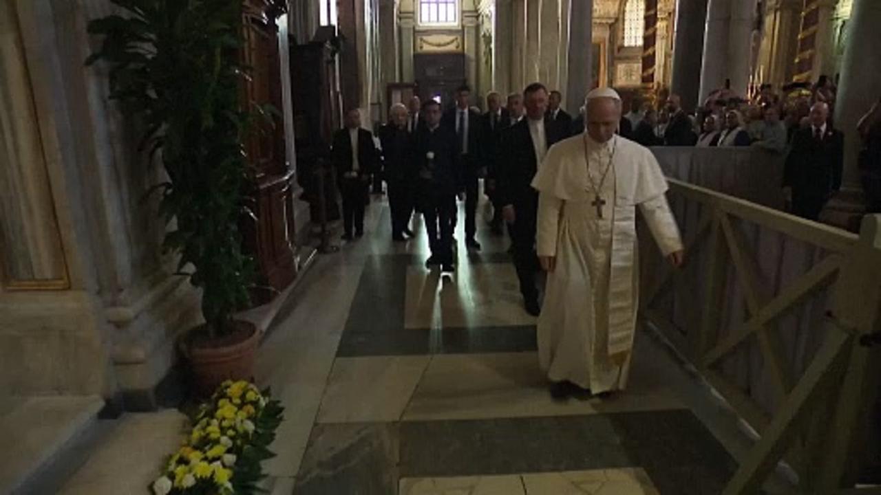 New Pope Leo XIV visits Francis's tomb