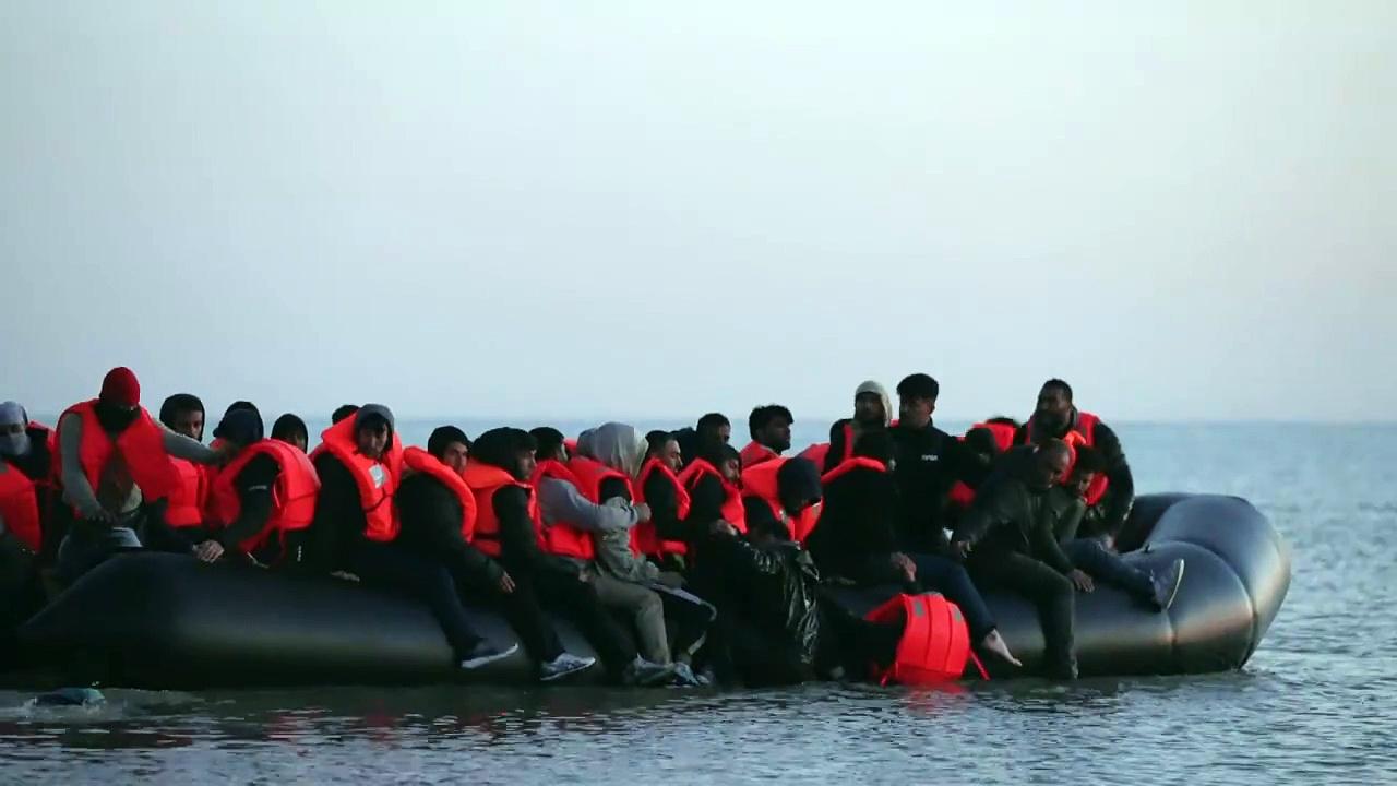 French police fail to stop migrants from heading for Britain