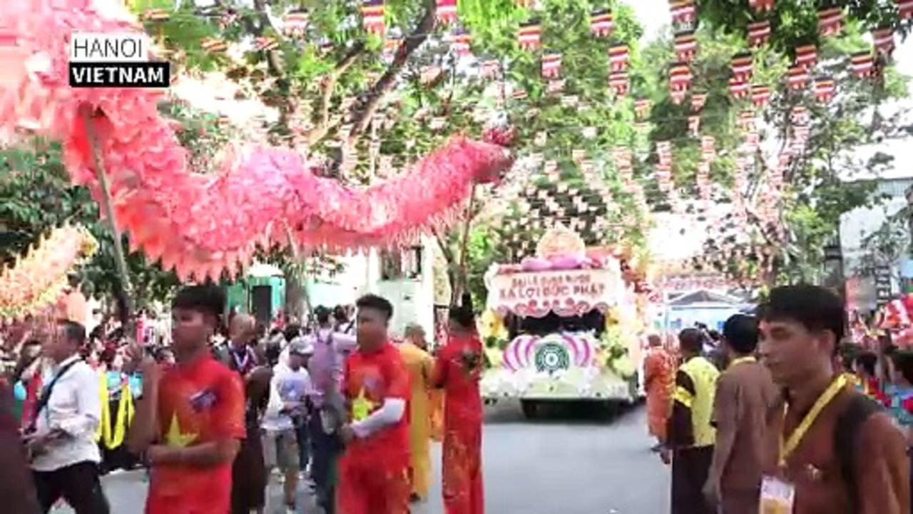 Thousands welcome Buddha relics in Vietnam's capital