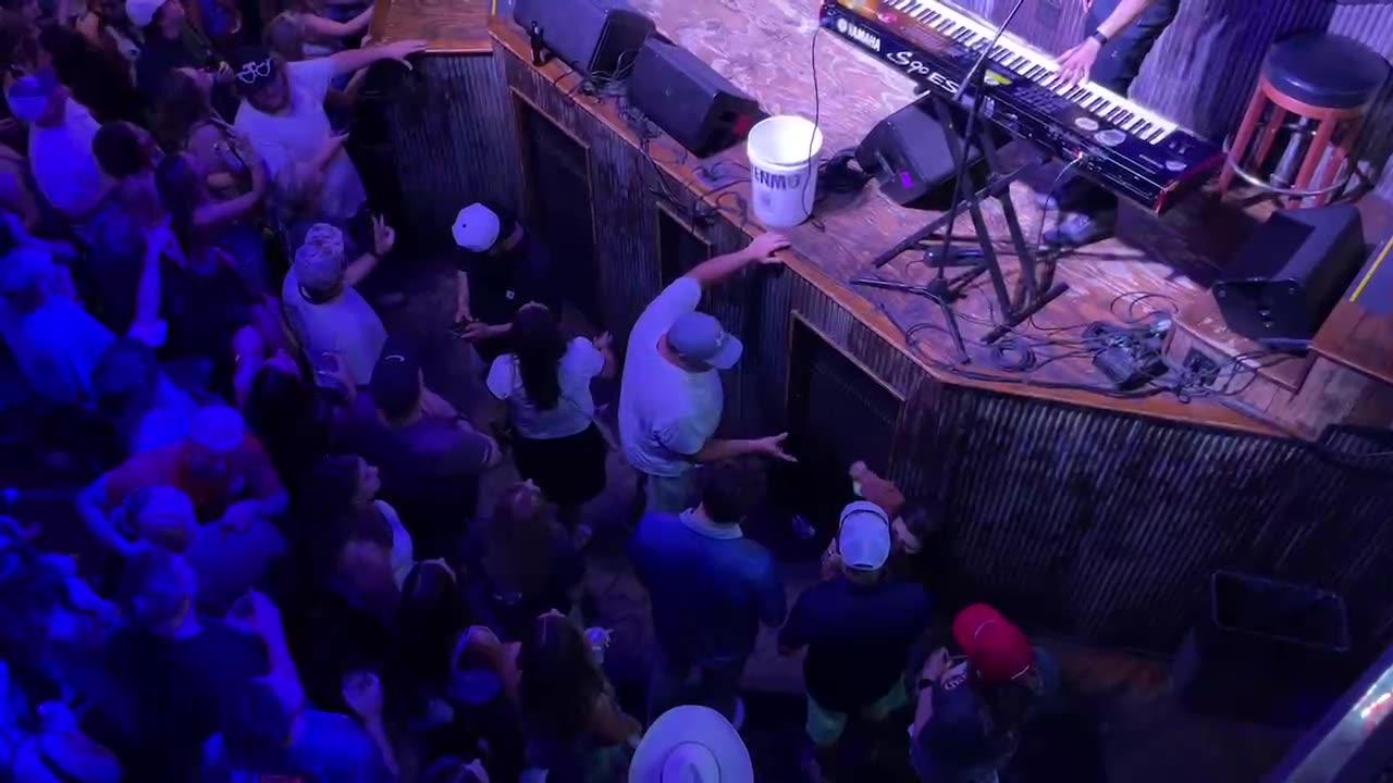 NASHVILLE TN LIVE BROADWAY STREET / PEOPLE WATCHING / BANDS WATCHING / BARS