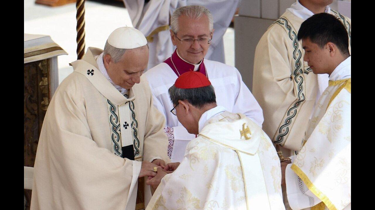 CARD. TAGLE METTE L'ANELLO AL NUOVO PAPOCCHIO CHE COME PREVISTO URGE ALL'UNITÀ DI TUTTI CRISTIANI...