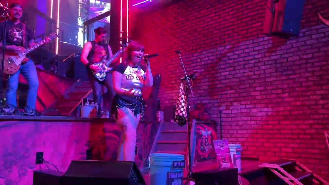 NASHVILLE TN LIVE BROADWAY STREET / PEOPLE WATCHING / BANDS WATCHING / BARS