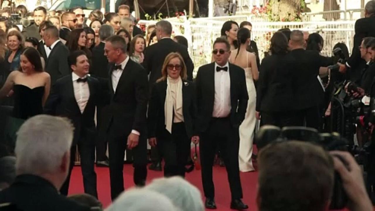Josh O’Connor & Alana Haim premiere Mastermind at Cannes