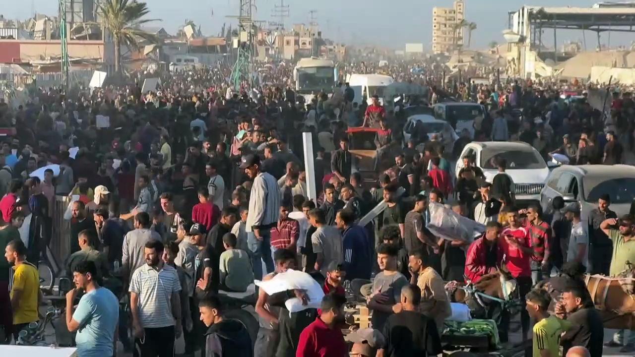 Thousands break into a UN warehouse in central Gaza