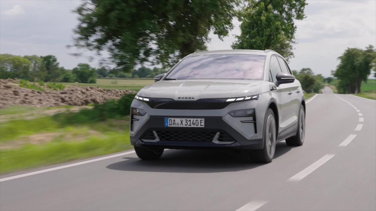 The new Škoda Elroq RS in Grey Driving Video