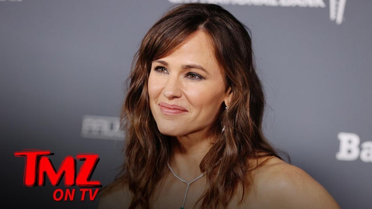 Jennifer Garner Locks Lips With Boyfriend at Charity Event in L.A. | TMZ TV
