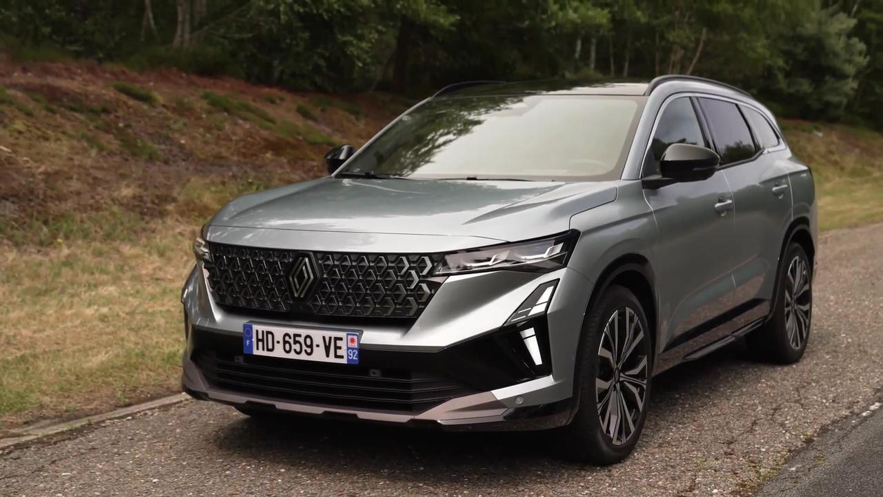 Renault Espace full hybrid E-Tech Iconic Design preview in Baltic Blue Grey