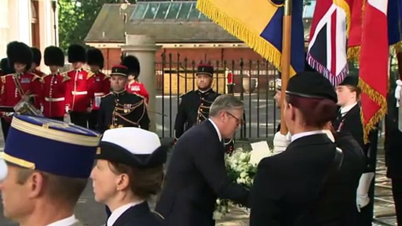 Starmer and Macron lay wreaths at de Gaulle statue