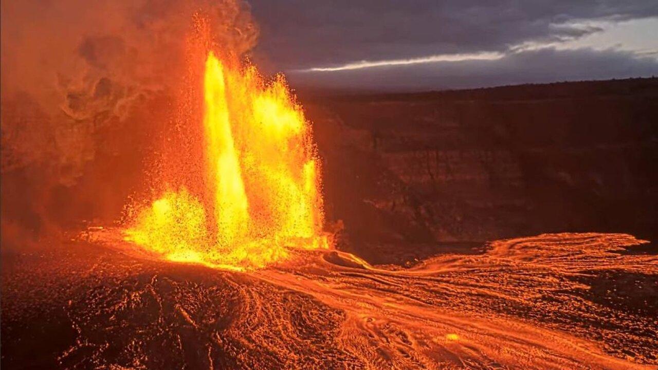 Kīlauea volcano, Hawaii (south Halemaʻumaʻu crater)