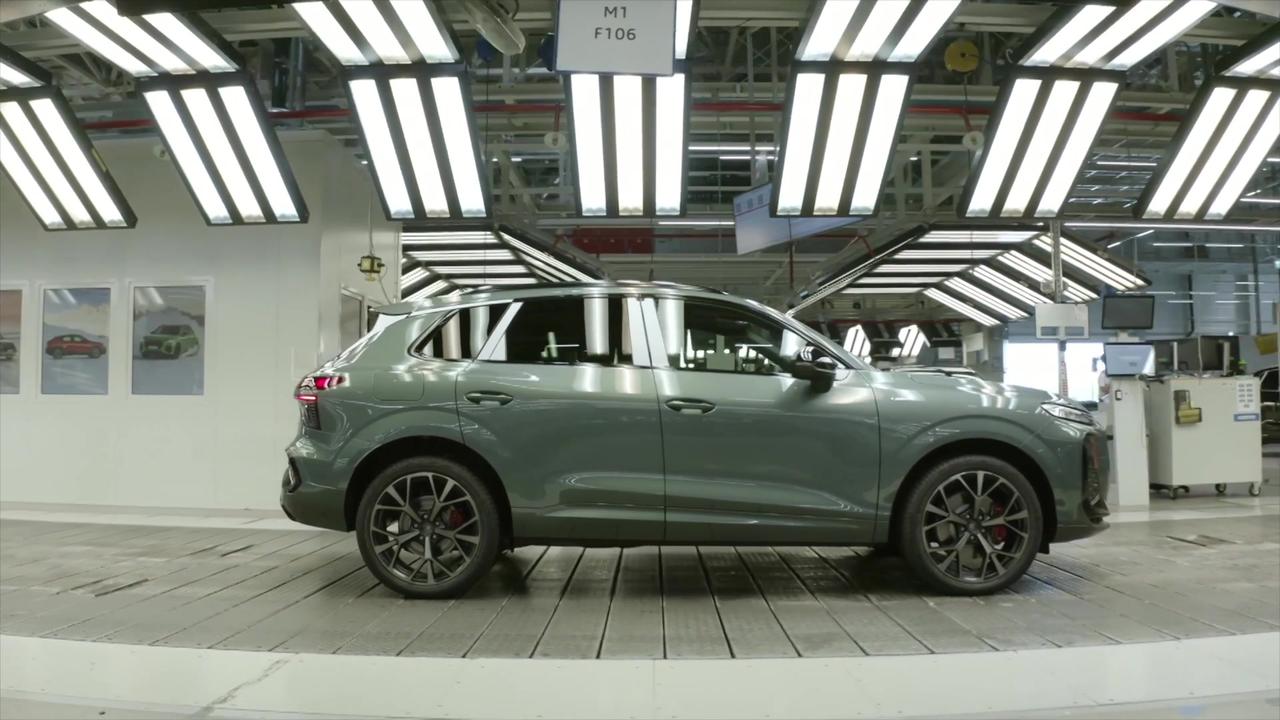 Audi Q3 SUV Production at Győr site - Assembly shop