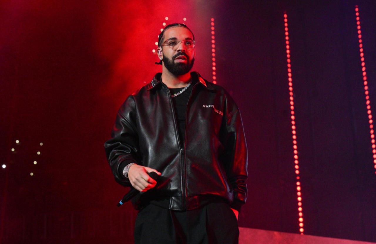 Drake has narrowly beaten Kendrick Lamar to more monthly listeners on Spotify amid their ongoing feud
