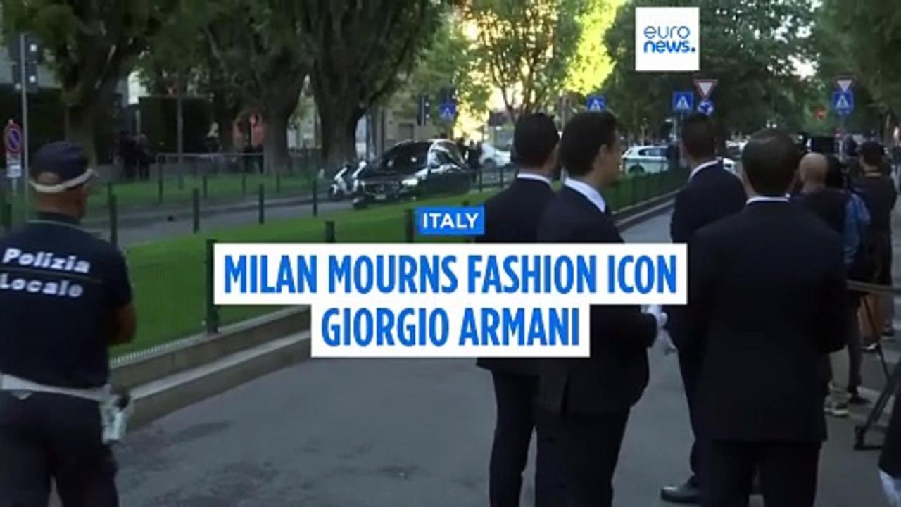 Last farewell to Giorgio Armani: hundreds of people and VIPs at the funeral home